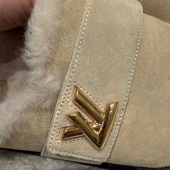 Louis Vuitton Women's Beige Shearling Slip-On Mules - Picture 4 of 8